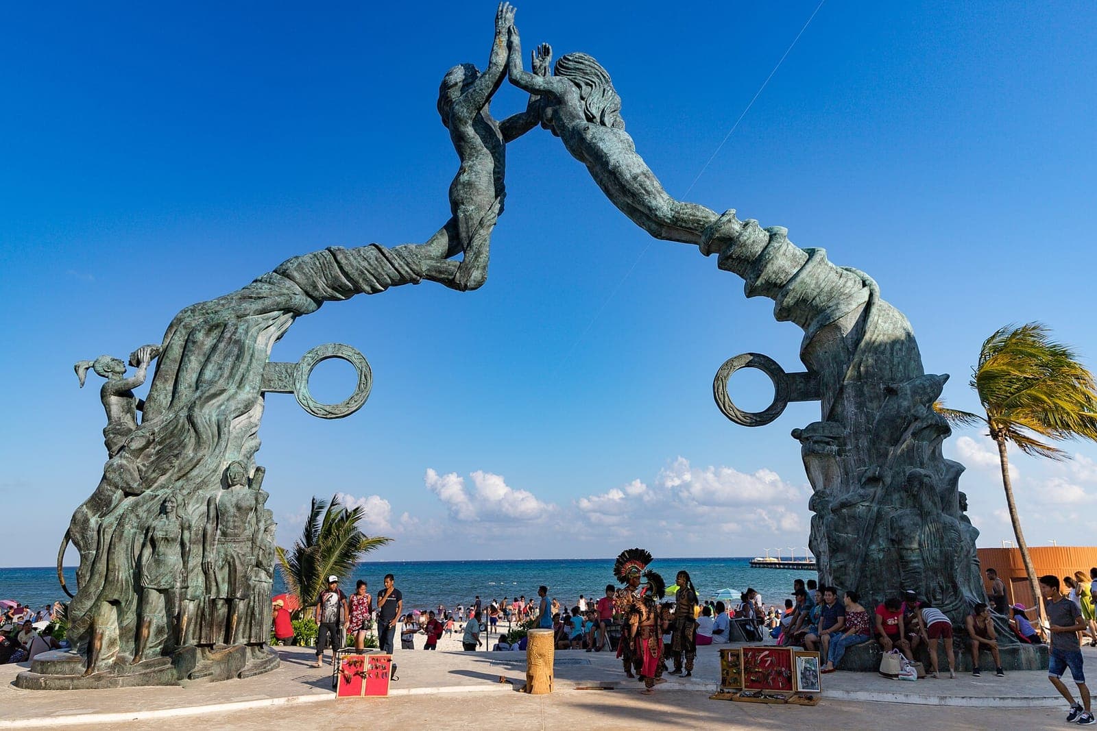 Le Portal Maya, sculpture en bronze du parc Fundadores, tournée vers la mer