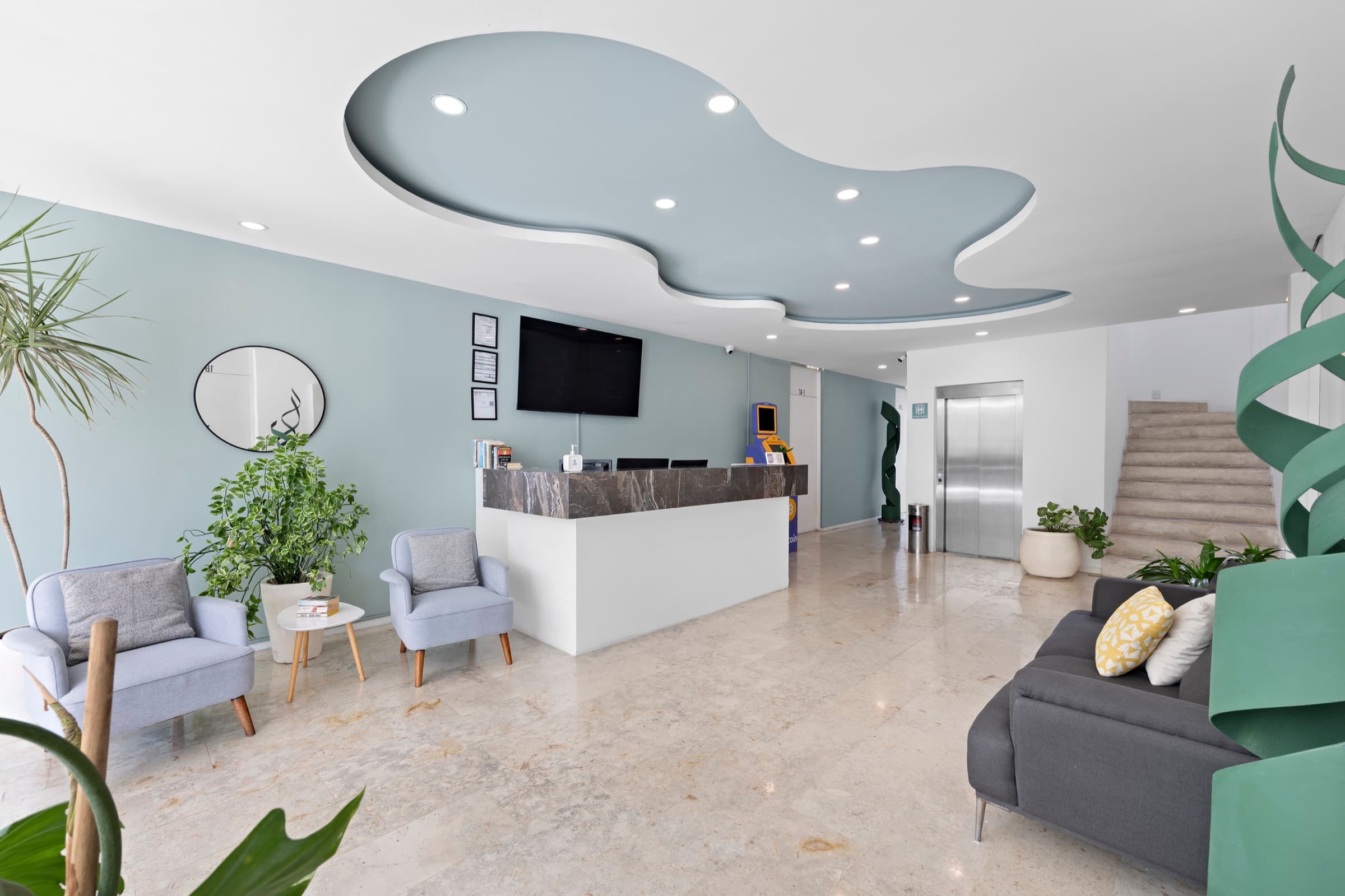 Lobby de Mare Condo con mostrador de recepción, sala y elevador